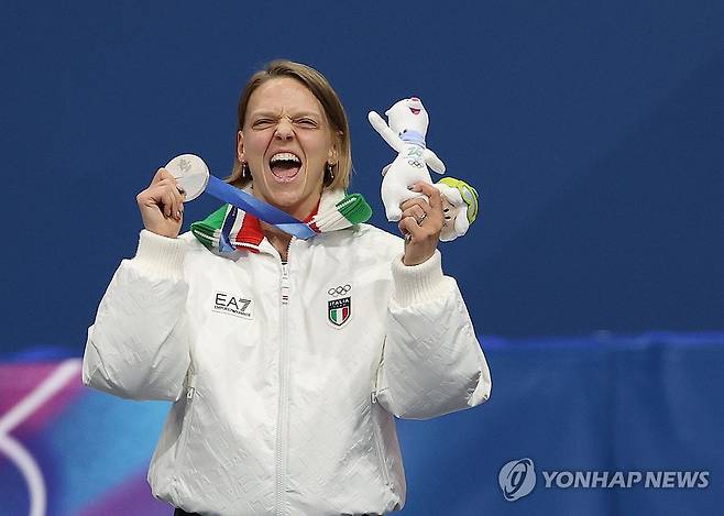 메달 추가한 폰타나 (밀라노=연합뉴스) 이지은 기자 = 12일(현지시간) 이탈리아 밀라노 아이스스케이팅 아레나에서 열린 2026 밀라노ㆍ코르티나담페초 동계올림픽 쇼트트랙 여자 500m 결승에서 은메달을 차지한 아리안나 폰타나(이탈리아)가 메달을 목에 걸고 포즈를 취하고 있다. 2026.2.13 jieunlee@yna.co.kr