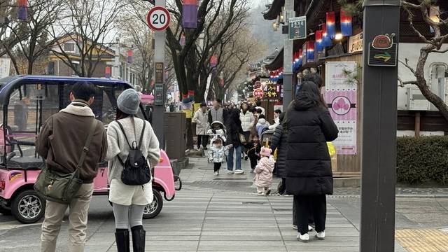 설 명절 연휴 이튿날인 15일 전주한옥마을이 귀성객·관광객으로 북적이고 있다. 박현우 기자