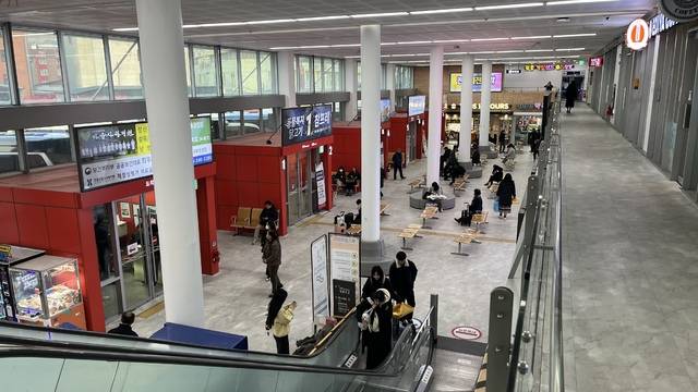 설 명절 연휴 이튿날인 15일 전주고속버스터미널이 귀성객·관광객들로 붐비고 있다. 유민성 인턴기자