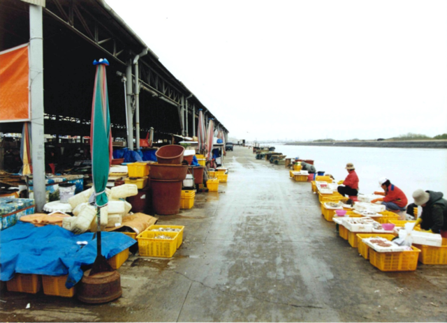 1970년대 수협 위판장 처마 밑에서 위판 경매 후 좌판을 펼쳐 노점 영업을 하던 상인들/사진제공=군산시