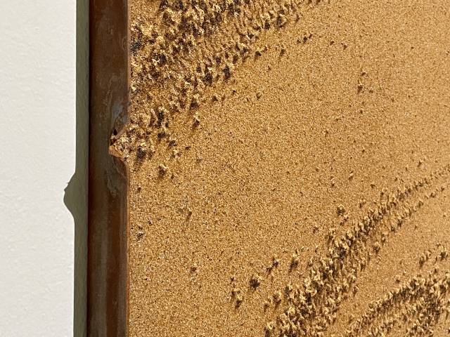 마치 모래가 강력한 철판을 뚫고나간 듯한 그의 작품. 가까이에서 보면 철판은 실상이고 모래의 흔적은 그림, 즉 허상이다. 실상을 뚫어버린 허상. 그의 작품은 실체와 허상을 한 화면에 동시에 나타내는 매체적 실험이자, 존재의 증명에 대해 얘기하는 회화다. 이연정 기자