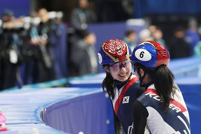 이탈리아 밀라노 아이스스케이팅 아레나에서 열린 2026 밀라노ㆍ코르티나담페초 동계올림픽 쇼트트랙 여자 1000m 준준승부터 결승까지의 경기가 16일 오후 7시(한국시간)부터 시작된다. 15일(현지시간) 3000m 릴레이 준결승에 출전한 최민정이 김길리와 환하게 웃고 있다. /연합뉴스