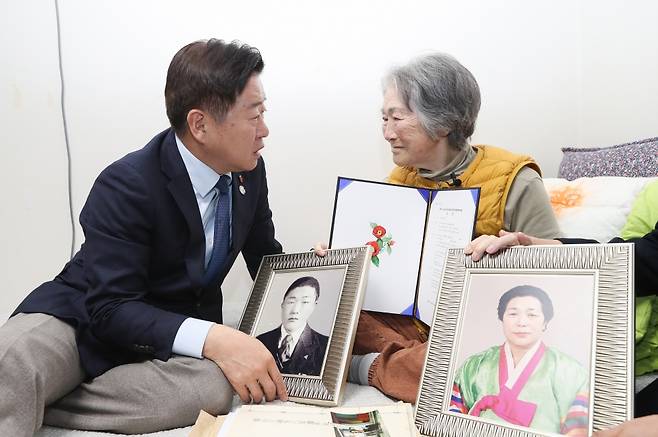 오영훈 제주도지사는 지난 13일 제주시 아라동에 살고 있는 고계순씨(77) 자택을 방문해 제주4·3희생자 가족관계 정정 결정서를 전달했다.