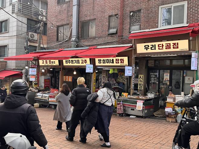 서울 강남구 영동전통시장에서 사람들이 상점 앞을 지나가고 있다.(박상군 인턴 기자 kopsg@)