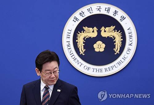 이재명 대통령, 수석보좌관회의 입장(서울=연합뉴스) 한상균 기자 = 이재명 대통령이 12일 청와대에서 열린 수석보좌관회의에 입장하고 있다. 2026.2.12 [청와대통신사진기자단] xyz@yna.co.kr