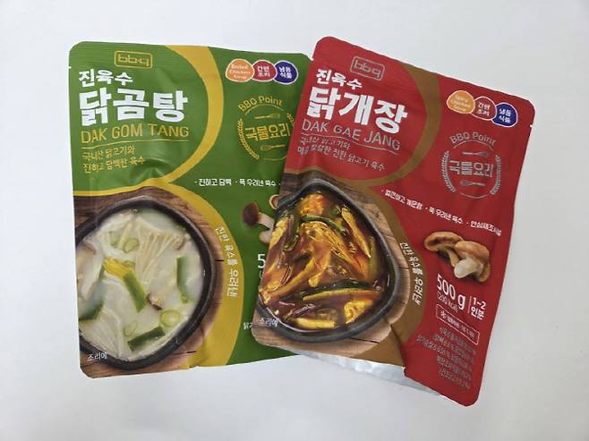 BBQ HMR(가정간편식) 진육수 닭곰탕과 진육수 닭개장 500g 냉동 국물팩. (사진=한전진 기자)