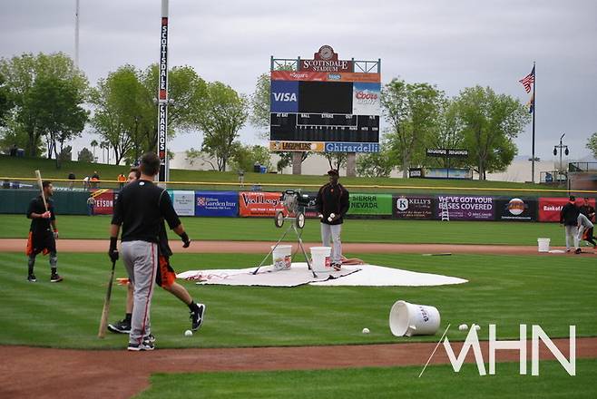 (미국 애리조나주 스코츠데일에 위치한 샌프란시스코 스프링캠프 야구장에서 선수들이 훈련을 하고 있다)
