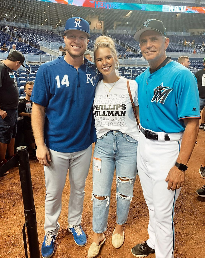 (힐만 전 SK 감독(오른쪽)과 필립스 부부 | 사진=필립스 제공)