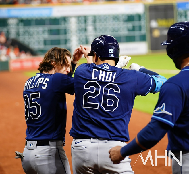 (탬파베이 시절 필립스(왼쪽)가 홈런을 친 최지만과 함께 축하 세리모니를 하고 있다)
