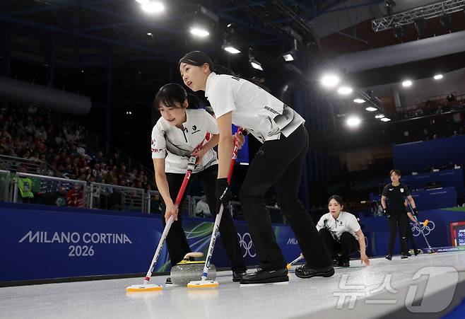 여자 컬링 대표팀이 15일(한국시간) 일본과의 경기에서 승리했다. ⓒ 로이터=뉴스1