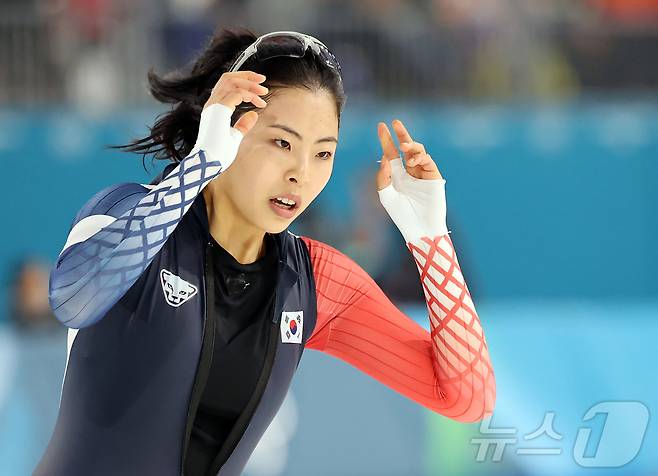 스피드스케이팅 이나현이 15일(현지시간) 이탈리아 밀라노 스피드스케이팅 스타디움 열린 2026 밀라노·코르티나담페초 동계올림픽 스피드스케이팅 여자 500m 경기를 마친 뒤 아쉬워하고 있다. 김민선은 38초01로 결승선을 통과하며 최종 14위로 경기를 마쳤다. 2026.2.16 ⓒ 뉴스1 김진환 기자