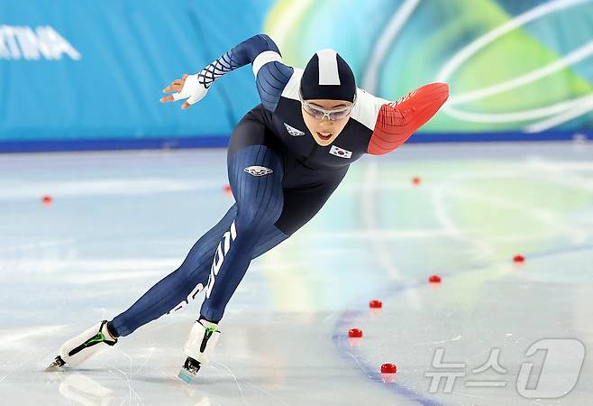 스피드스케이팅 이나현이 15일(현지시간) 이탈리아 밀라노 스피드스케이팅 스타디움 열린 2026 밀라노·코르티나담페초 동계올림픽 스피드스케이팅 여자 500m에서 질주하고 있다. 김민선은 38초01로 결승선을 통과하며 최종 14위로 경기를 마쳤다. 2026.2.16 ⓒ 뉴스1 김진환 기자