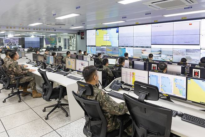 통합상황실에서 훈련을 진행 중인 육군 제23경비여단 해안경비대대 장병들.(육군 제공)