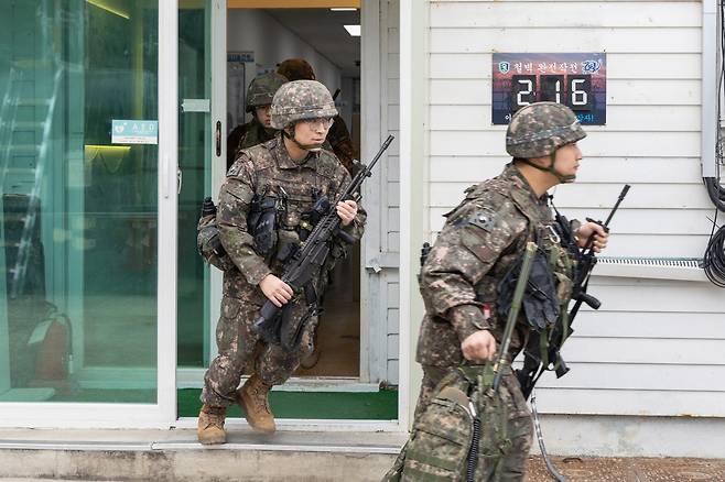 기동타격중대 병사들이 출격하는 모습.(육군 제공)