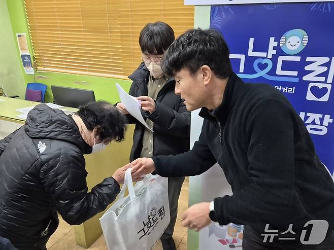 12일 울산 남구 그냥드림센터에서 이대동 센터장이 먹거리를 나눠주고 있다.2026.2.16/뉴스1ⓒ 뉴스1 박정현 기자