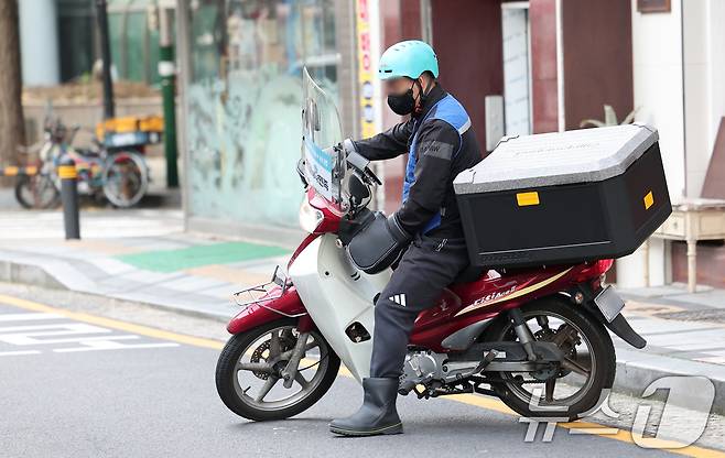 서울 시내에서 한 배달 노동자들이 오토바이를 타고 이동하고 있다. 2024.11.10 ⓒ 뉴스1 김성진 기자