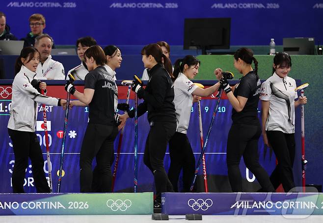 한국 여자 컬링 대표팀은 15일 열린 2026 밀라노·코르티나담페초 동계 올림픽 라운드로빈 일본전에서 7-5로 이겼다. ⓒ 로이터=뉴스1