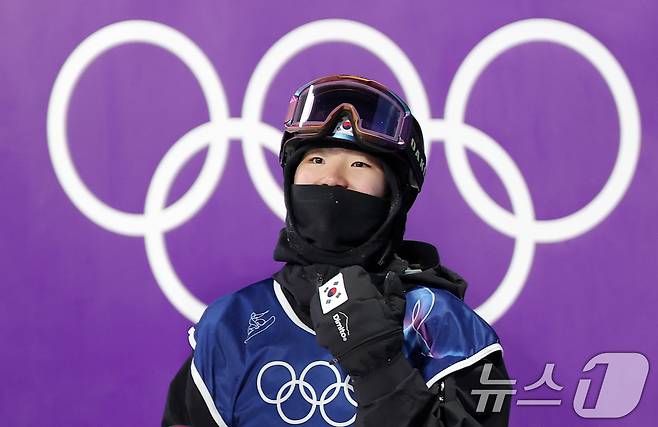 스노보드 유승은이 9일(현지시간) 이탈리아 리비뇨 스노파크에서 열린 2026 밀라노·코르티나담페초 동계올림픽 스노보드 여자 빅에어 결선에서 3차 시기를 마친 후 결과를 기다리고 있다. 2026.2.10 ⓒ 뉴스1 김성진 기자