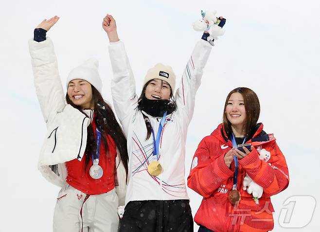 12일(현지시간) 이탈리아 리비뇨 스노파크에서 열린 2026 밀라노·코르티나담페초 동계올림픽 스노보드 여자 하프파이프 결선에서 90.25점을 받아 금메달을 획득한 스노보드 최가온이 기뻐하고 있다. 2026.2.13 ⓒ 뉴스1 김진환 기자