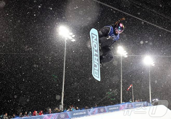 스노보드 최가온이 12일(현지시간) 이탈리아 리비뇨 스노파크에서 열린 2026 밀라노·코르티나담페초 동계올림픽 스노보드 여자 하프파이프 결선 1차전 경기를 펼치고 있다. 이날 최가온은 1,2차 경기에서 넘어진 후 3차 시기에 90.25점을 받아 단독 1위에 올라서 금메달을 획득했다. 2026.2.13 ⓒ 뉴스1 김진환 기자