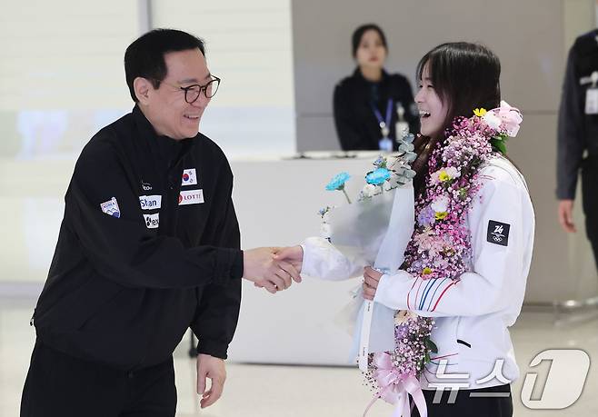 2026 밀라노·코르티나담페초 동계올림픽 스노보드 여자 하프파이프에서 금메달을 차지한 최가온이 16일 인천공항2터미널을 통해 귀국해 꽃목걸이를 전달받고 있다. 2026.2.16 ⓒ 뉴스1 박지혜 기자