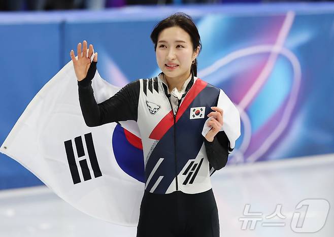 쇼트트랙 김길리가 16일(현지시간) 이탈리아 밀라노 아이스스케이팅 아레나에서 열린 2026 밀라노·코르티나담페초 동계올림픽 쇼트트랙 여자 1000m 결승에서 동메달을 확정지은 뒤 태극기를 들고 관중을 향해 인사하고 있다. 2026.2.16 ⓒ 뉴스1 김진환 기자