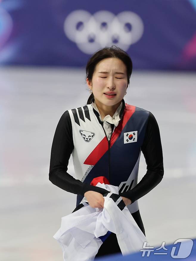 쇼트트랙 김길리가 16일(현지시간) 이탈리아 밀라노 아이스스케이팅 아레나에서 열린 2026 밀라노·코르티나담페초 동계올림픽 쇼트트랙 여자 1000m 결승에서 동메달을 확정지은 뒤 눈물을 흘리고 있다. 2026.2.16 ⓒ 뉴스1 김진환 기자