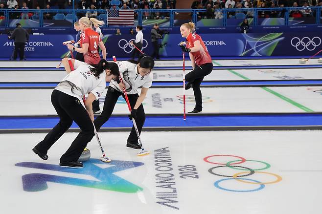 스위핑하는 설예은-김민지
(코르티나담페초=연합뉴스) 서대연 기자 = 15일(현지시간) 이탈리아 코르티나담페초 컬링 올림픽 스타디움에서 열린 2026 밀라노ㆍ코르티나담페초 동계올림픽 컬링 여자 라운드로빈 한국과 일본의 경기에서 한국 설예은과 김민지가 스위핑하고 있다. 2026.2.15
dwise@yna.co.kr
(끝)
<저작권자(c) 연합뉴스, 무단 전재-재배포, AI 학습 및 활용 금지>