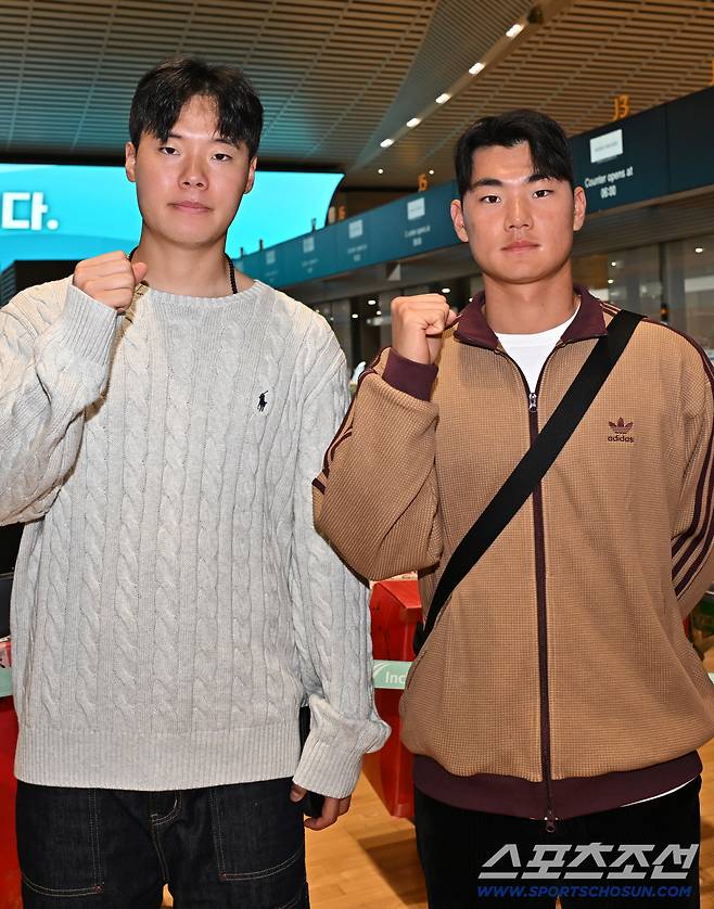 류지현 감독이 이끄는 대한민국 야구대표팀이 15일 2차 캠프가 열리는 일본 오키나와로 출국했다. 김영규, 김주원이 포즈를 취하고 있다. 인천공항=박재만 기자 pjm@sportschosun.com/2026.02.15/