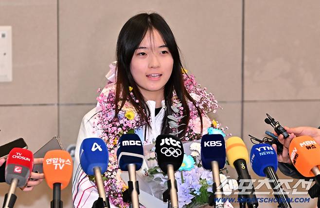 2026 밀라노 코르티나담페초 동계올림픽 스노보드 여자 하프파이프에서 금메달 획득한 최가온이 16일 인천국제공항을 통해 귀국했다. 최가온이 인터뷰를 하고 있다. 인천공항=박재만 기자 pjm@sportschosun.com/2026.02.16/