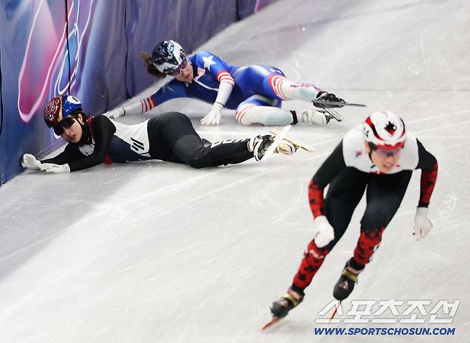 10일 이탈리아 밀라노 아이스스케이팅 아레나에서 쇼트트랙 혼성 계주 경기가 열렸다. 준결승 미국팀과 충돌하며 넘어진 김길리. 밀라노(이탈리아)=송정헌 기자songs@sportschosun.com/2026.02.10/