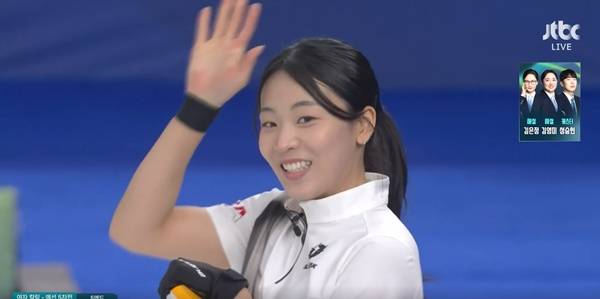 트리플 테이크아웃에 성공한 뒤 미소를 짓는 김민지. ⓒJTBC