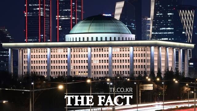 총선과 합당·분당 등 정치 지형 변화에 따라 국회 보좌진들도 '환승'하듯 당을 옮긴다. 사진은 국회의사당 전경. /더팩트 DB