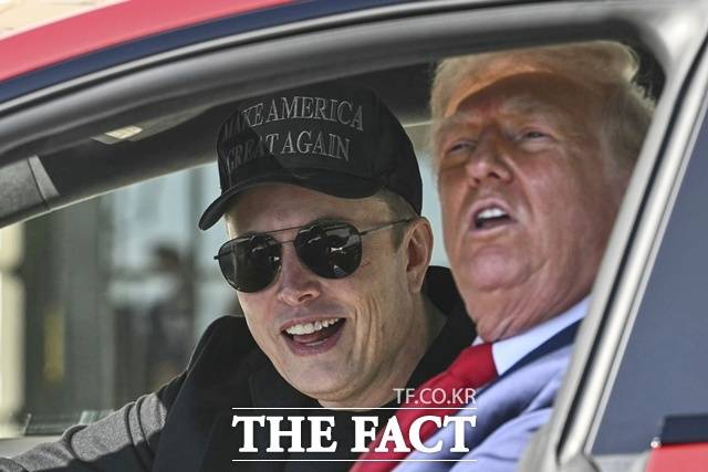 도널드 트럼프 미국 대통령과 일론 머스크 테슬라 최고경영자가 지난해 5월 테슬라 모델S에 앉아 기자들과 얘기하고 있다. /워싱턴=AP.뉴시스