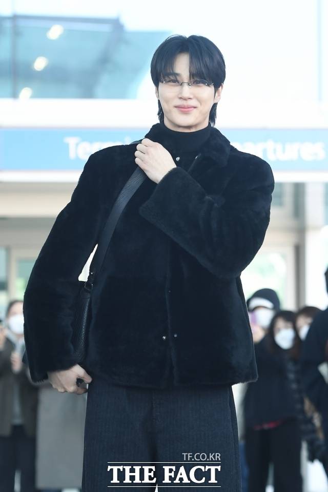 유명한 대중 셀럽이라면, 팬들이 보고 싶어 하는 '멋진 모습'으로 비치는 것이 더 바람직하다. 이번 '마스크 논란'은 그래서 더욱 아쉽다. 사진은 지난해 2월 변우석이 '오니츠카타이거(Onitsuka Tiger)' 패션쇼 참석차 인천국제공항을 통해 밀라노로 출국하고 있다. /장윤석 기자