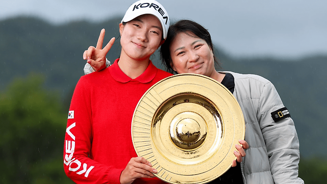 어머니와 우승의 기쁨을 나누고 있는 양윤서. R&A 홈페이지