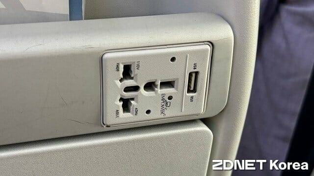 일부 항공기는 앞 좌석에 플러그를 마련하기도 한다. (사진=지디넷코리아)