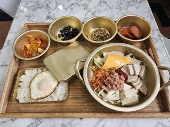 경북 칠곡휴게소에서 파는 왜관 수제 소시지 부대찌개. 휴게소 음식 페스타 에서 최우수상을 수상했다. 사진 한국도로공사