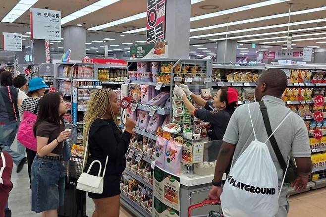 롯데마트 재타플렉스 서울역점에서 외국인 관광객들이 상품을 둘러보고 있다. 롯데마트 제공