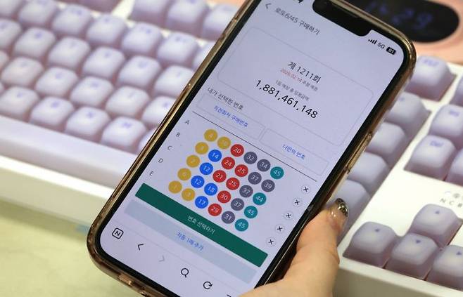 ** 로또 모바일 시대 개막! 손 안의 편리함, 그리고 판매점 상생의 고차방정식
**