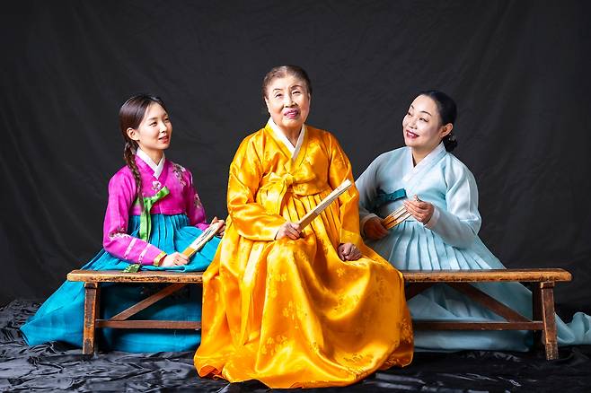 삼대 소리꾼의 피에 흐르는 열정은 결이 같았다. 설날 소원을 묻자 이들은 “소리를 더 잘하고 싶다”고 입을 모았다. 홍성덕(가운데) 명창은 “딸과 손녀가 하는 일이 다 잘 됐으면 좋겠다”고 덧붙였다. 왼쪽은 외손녀 박지현, 오른쪽은 딸 김금미./이신영 영상미디어 기자