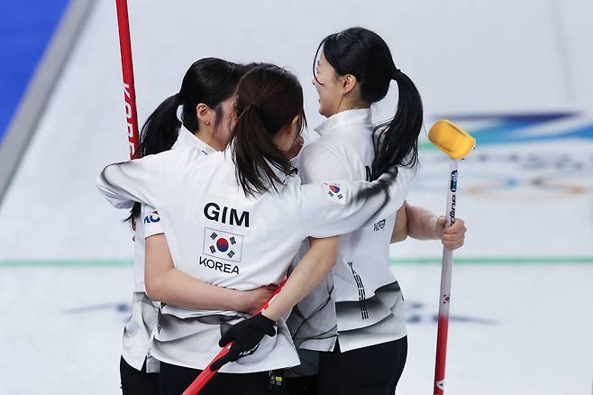 한국 여자 컬링 대표팀 경기도청 선수들이 15일(현지 시각) 일본과의 올림픽 라운드로빈 5차전을 승리로 마치고 포옹하며 기뻐하고 있다./연합뉴스
