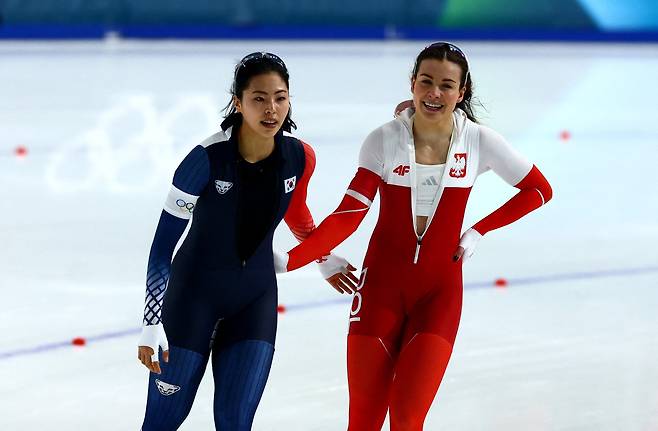 16일 밀라노 스피드 스케이팅 경기장에서 열린 밀라노-코르티나 2026 동계 올림픽 여자 스피드 스케이팅 500m 경기후 이나연과 폴란드의 카야 지옴에크-노갈이  서로 격려하고 있다./로이터 연합뉴스