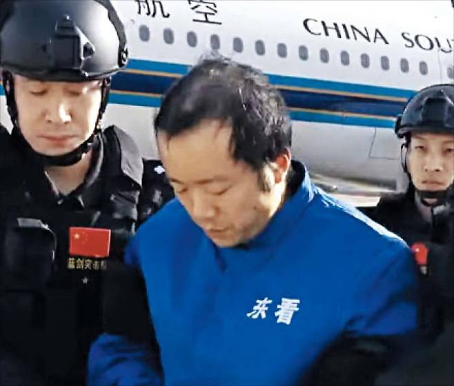 천즈 프린스그룹 회장이 중국으로 송환되고 있다. 캄보디아 정부는 7일 천 회장 등을 체포해 중국으로 송환했다고 밝혔다. /CCTV