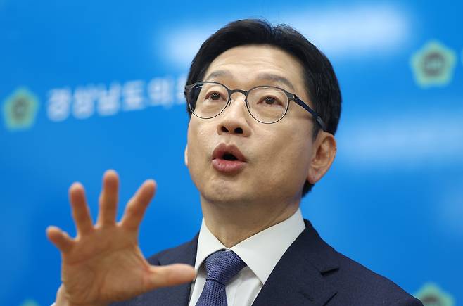 지난 10일 김경수 지방시대위원회 위원장이 경남도의회 브리핑룸에서 부산·경남 등 행정통합에 대해 기자회견하고 있다. /연합뉴스