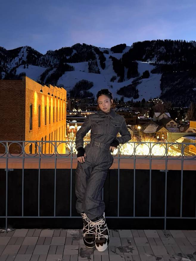 제니의 청청 룩. 인스타그램 @jennierubyjane