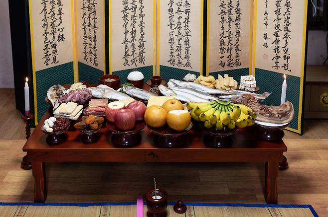 제사상. 오늘날 대부분의 가정에서는 차례상도 제사상처럼 차리고 있다. 게티이미지뱅크