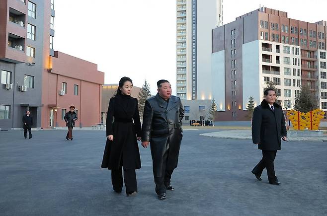 북한 노동당 기관지 노동신문은 16일 “새별거리 준공식이 2월 15일 성대히 진행됐다”며 “김정은 동지께서 준공식에 참석했다”고 보도했다. 현장에는 딸 주애와 해외작전부대 지휘관, 전투원, 공병부대 관병, 국방성 지휘관, 각급 인민군 부대 장병들 등이 참석했다. 평양 노동신문=뉴스1