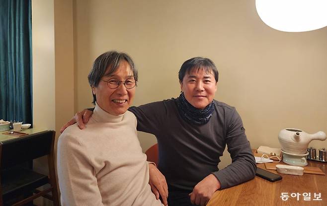 우린 평생 충청도 찐 ‘깐부’. 40년 인연은 시간에 구애받지 않는다. 처음 본 그날이 어제 같다. 최순호(왼쪽)와 이태호. 유재영 기자 elegant@donga.com