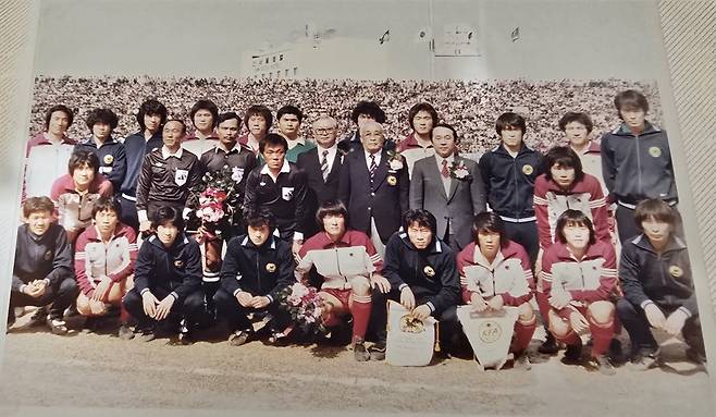 1980년대 초반 한일전에 앞서 양국 출전 선수들과 심판진, 양국 축구협회 회장 등이 기념사진을 찍고 있다. 첫째 줄 오른쪽에서 두 번째가 이태호, 그 바로 뒤가 최순호다. 이태호 제공